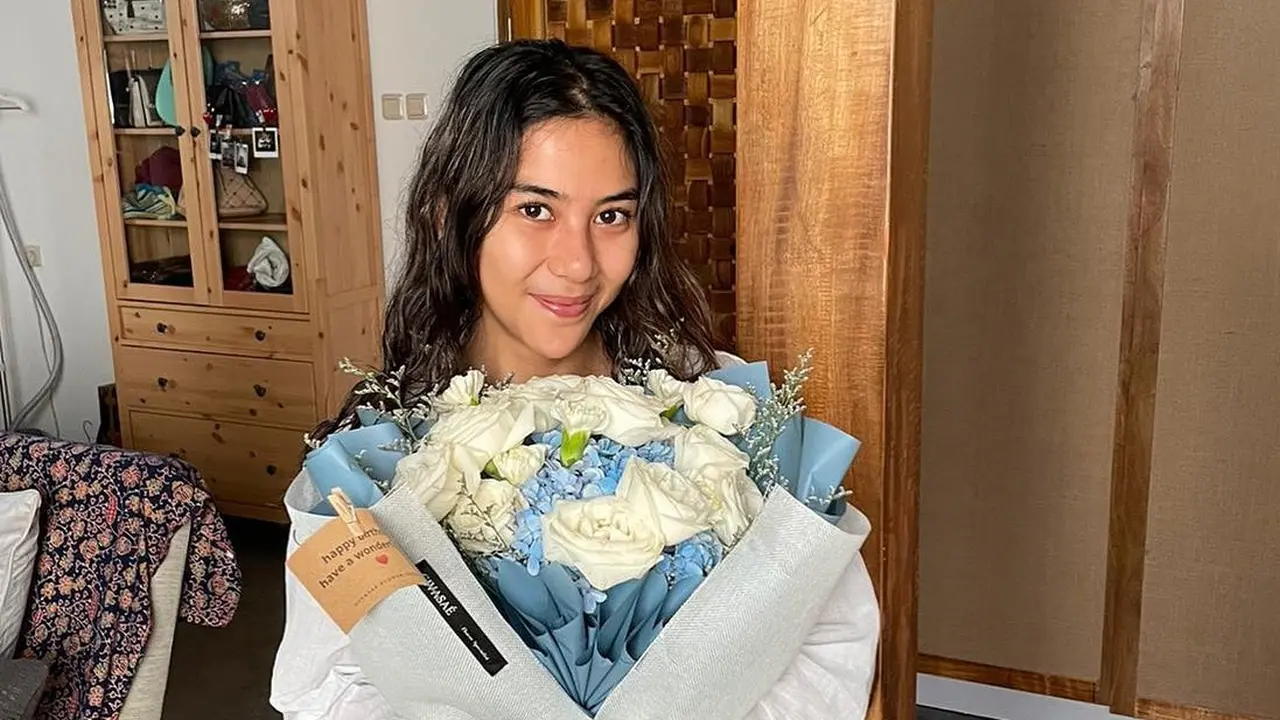 Pesona Cantik Alami Adinda Thomas