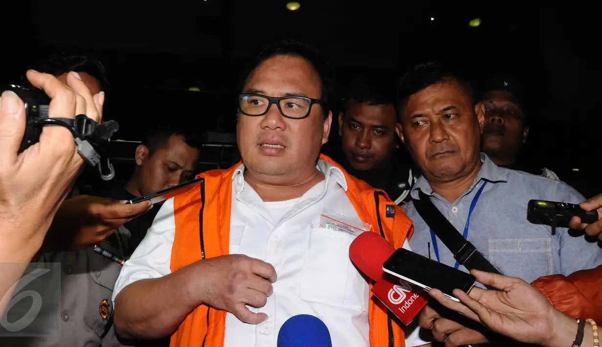 Basuki Hariman menjawab pertanyaan jelang meninggalkan gedung KPK usai menjalani pemeriksaan terkait penyuapan Hakim MK, Patrialis Akbar, Jakarta, Jumat (27/1). Basuki diduga memberi suap USD 20 ribu dan SGD 200 ribu. (Liputan6.com/Helmi Fithriansyah)