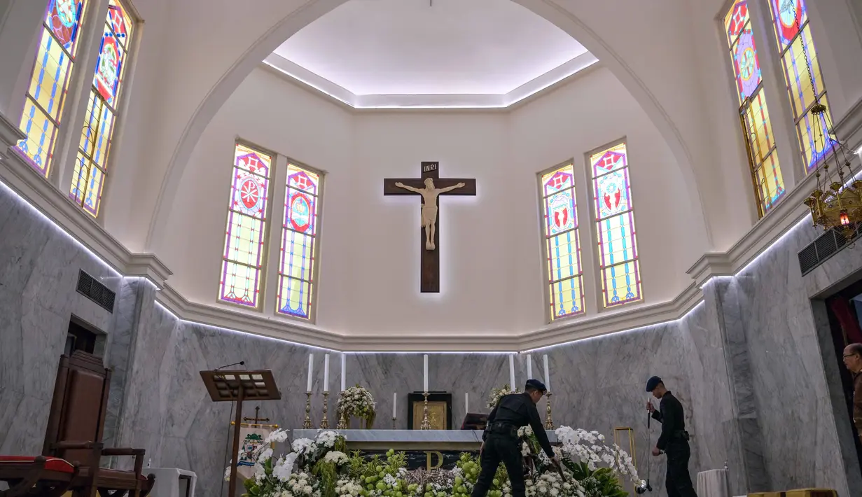 Untuk diketahui, Keuskupan Surabaya telah merilis jadwal Misa Malam Natal dan Misa Hari Natal pada 24-25 Desember 2025. Tampak dalam foto, personel dari unit Gegana dan Jihandak Brimob Polda Jawa Timur melakukan pemeriksaan di dalam area Gereja Katedral Hati Kudus Yesus, atau yang dikenal secara lokal sebagai gereja "Hati Kudus Yesus", Surabaya, pada Rabu 24 Desember 2025. (JUNI KRISWANTO/AFP)