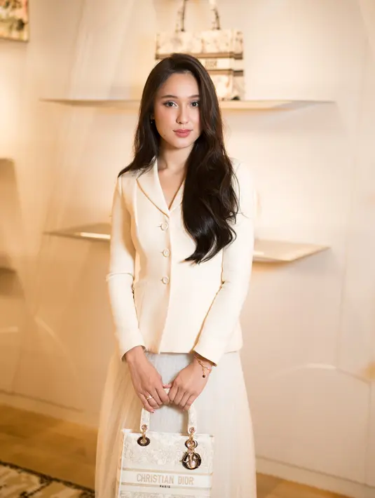 Yasmin tampil clean feminin dengan all white dan Dioriviera Medium Lady D-Lite Bag seharga Rp94jutaan  [Dior]
