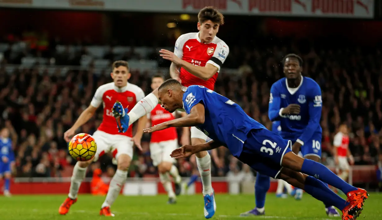 Pemain Arsenal, Hector Bellerin, berebut bola dengan pemain Everton, Brendan Galloway, dalam lanjutan Liga Premier Inggris di Stadion Emirates, London, Inggris. Sabtu (24/10/2015) malam WIB. (Action Images via Reuters/John Sibley)