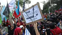 Buruh membawa spanduk saat berorasi di Tugu Proklamasi, Jakarta, Jumat (20/11). Dalam aksinya, para buruh menuntut pencabutan Peraturan Presiden (PP) No.78 Tahun 2015 tentang pengupahan, tolak formula upah minimum. (Liputan6.com/Immanuel Antonius)