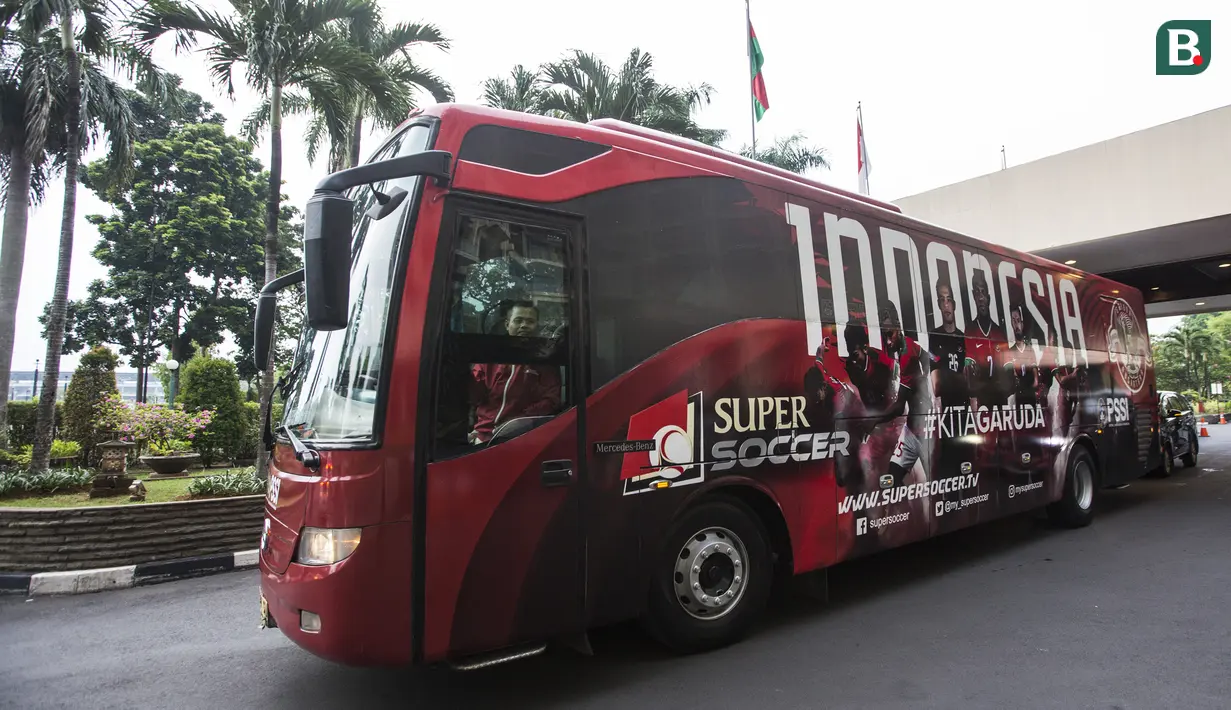 Bus yang membawa pemain dan staff pelatih Timnas Indonesia berangkat dari Hotel Sultan menuju SUGBK, Jakarta, Selasa (13/11). Timnas Indonesia akan melawan Timor Leste pada laga Piala AFF 2018. (Bola.com/Vitalis Yogi Trisna)