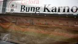 Alat berat melakukan pengerukan tanah lapangan bola saat proses renovasi Stadion GBK Jakarta, Selasa (18/10). Pengerjaan renovasi Stadion GBK bagian persiapan jelang Asian Games 2018 dan ditargetkan selesai Oktober 2017. (Liputan6.com/Helmi Fithriansyah)
