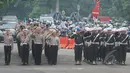 Sejumlah personel dari Direktorat Lalulintas Polda Metro Jaya dan jajaran Satuan Wilayah, serta unsur TNI mengikuti apel Gelar Pasukan Ops Simpatik Jaya 2015 di Lapangan Ditlantas Polda Metro Jaya, Rabu (1/4/2015). (Liputan6.com/Herman Zakharia)