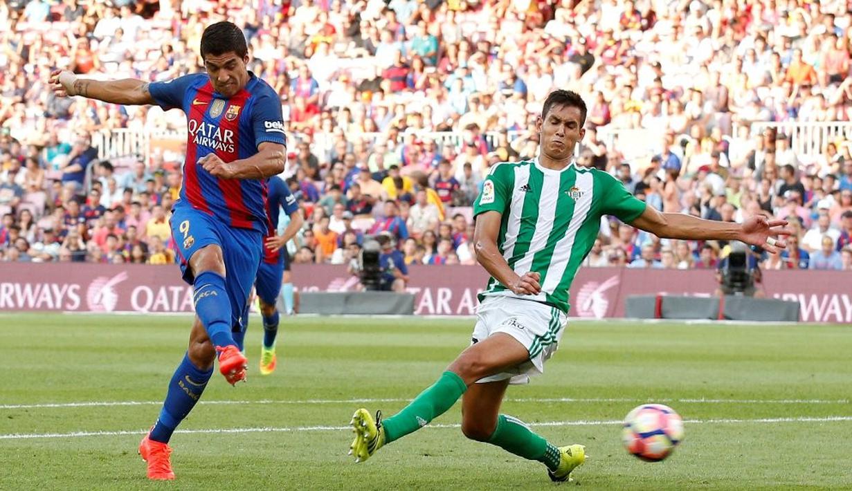 Striker Barcelona, Luis Suarez mencetak gol ke gawang Real Betis dalam laga La Liga di Stadion Camp Nou, Minggu (21/8/2016) dini hari WIB. (Reuters/Albert Gea) 