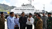 Presiden Joko Widodo (tengah) mendnegarkan penjelasan saat melakukan kunjungan kerja di Sentra Kelautan Perikanan Terpadu (SKPT), Natuna, Kepulauan Riau, Rabu (8/1/2020). Kunjungan Jokowi tersebut pascakapal coast guard milik China berlayar di perainan laut Natuna (HO/PRESIDENTIAL PALACE/AFP)