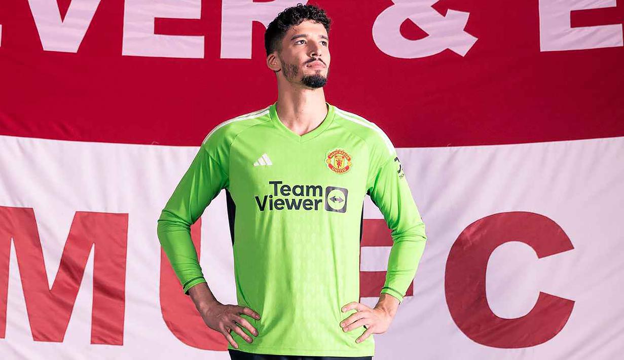 Altay Bayindir didatangkan Manchester United dari Fenerbahce dengan nilai transfer 5 juta euro untuk melapis Andre Onana. Namun hingga pekan ke-10 Premier League musim ini, ia sama sekali belum melakukan debutnya di bawah mistar gawang Setab Merah karena belum mendapat kepercayaan dari pelatih Erik ten Hag, meski Andre Onana sering melakukan blunder. (manutd.com)