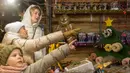 Anak-anak memilih makanan di pasar Natal di St. Petersburg, Rusia (20/12/2020). Pasar pesta ini adalah tempat yang bagus untuk berbelanja di hari Natal. (Xinhua/Irina Motina)
