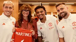 Aktris Hollywood, Julia Roberts (kedua kiri) berfoto bersama dengan pemain Manchester United, Lisandro Martinez, Jadon Sancho, dan Luke Shaw saat skuad MU melakukan tur pramusim di Amerika Serikat, Minggu (23/07/2023) WIB. (Bola.com/Bagaskara Lazuardi)