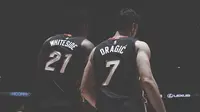 Hassan Whiteside (kiri) antar Miami Heat mengalahkan Denver Nugget 106-98, Rabu (30/11/2016) waktu setempat. (Bola.com/Twitter/Miami Heat)