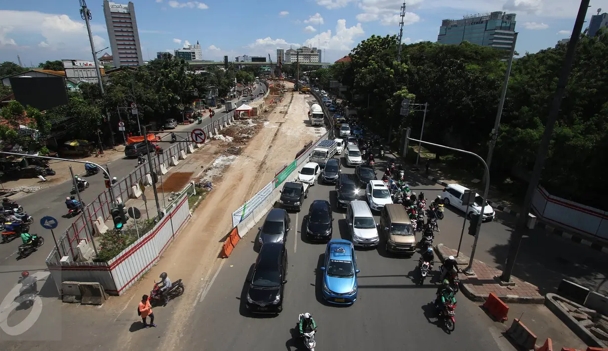 Kendaraan melintasi persimpangan Jalan Gatot Subroto, Jakarta, Senin (10/4). Untuk mengatasi kemacetan, Dishub DKI Jakarta dan Ditlantas Polda Metro Jaya mulai Senin (10/4) tidak akan memberlakukan sistem ganjil genap. (Liputan6.com/Immanuel Antonius)
