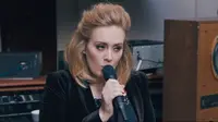 Adele dalam video When We Were Young.