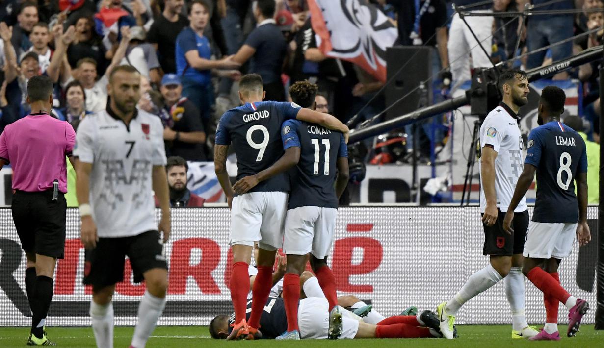 Gelandang Prancis, Kingsley Coman, merayakan gol yang dicetaknya ke gawang Albania pada laga Kualifikasi Piala Eropa 2020 di Stade de France, Paris, Sabtu (7/9). Prancis menang 4-1 atas Albania. (AFP/Lionel Bonaventure)