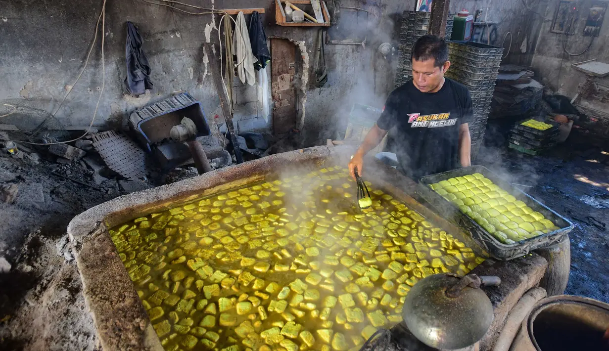 Aktivitas pekerja menyelesaikan pembuatan tahu di salah satu sentra produksi kawasan Pasir Putih, Kota Depok,  Jawa Barat, Senin (8/6/2026). (merdeka.com/Arie Basuki)