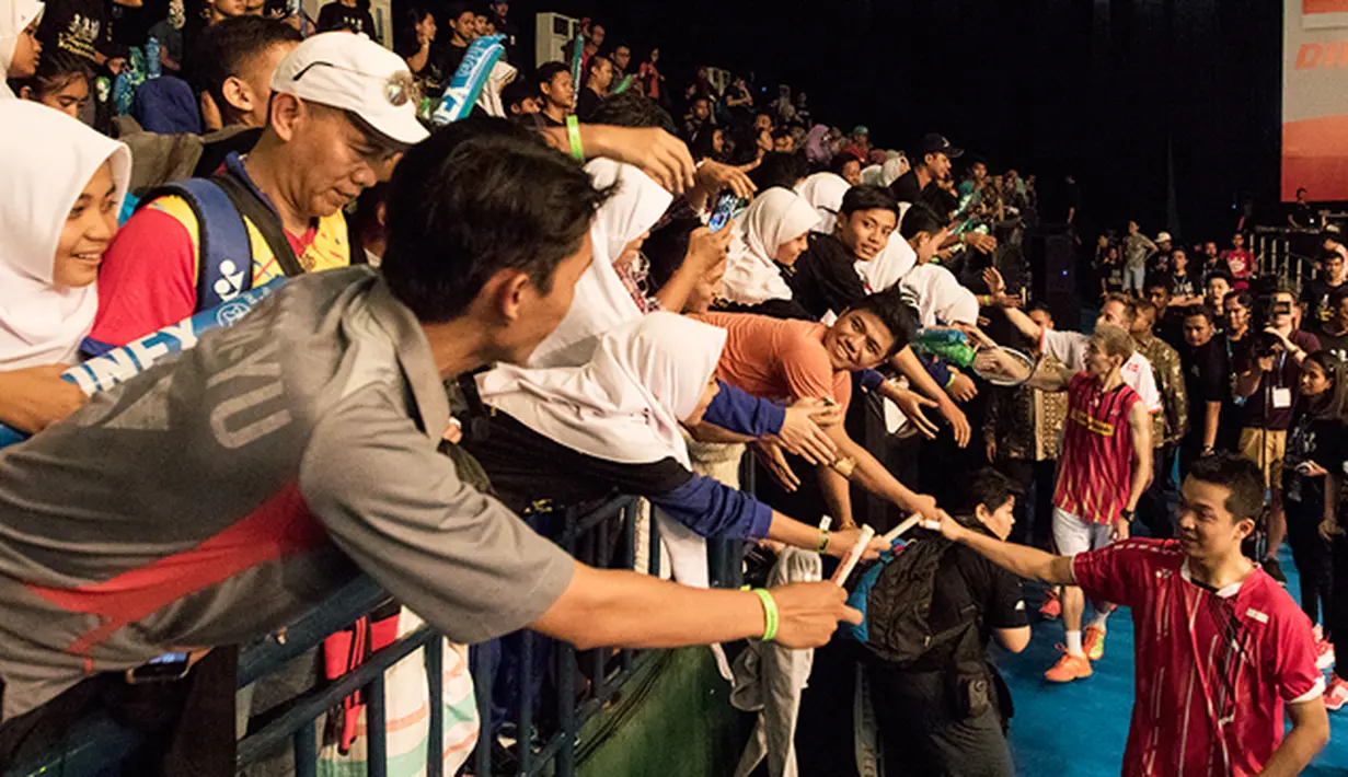 Pebulutangkis legendaris dunia asal Indonesia, Taufik Hidayat menyapa penonton usai menjalani laga Yonex Legends Vision di GOR Asia Afrika, Jakarta, Senin (17/8/2015). (Bola.com/Vitalis Yogi Trisna)