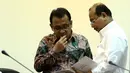 Menteri Sekretaris Negara Pratikno (kiri) dan Menteri Perencanaan Pembangunan Nasional Andrinof Chaniago saat menghadiri rapat terbatas di Kantor Presiden, Komplek Istana Kepresidenan, Jakarta, Senin (16/3/2015). (Liputan6.com/Faizal Fanani)
