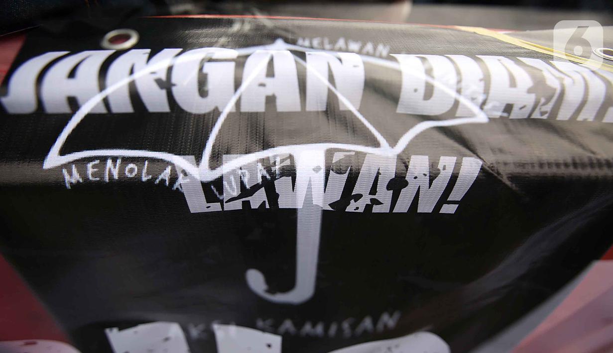 Foto dengan teknik multiple exposure memperlihatkan spanduk yang terpasang saat para aktivis Jaringan Solidaritas Korban untuk Keadilan menggelar peringatan 19 tahun Aksi Kamisan di Jalan Medan Merdeka Utara atau di seberang Istana Merdeka, Jakarta, 15 Januari 2026. Hari ini, Kamis 15 Januari 2026, Aksi Kamisan berusia 19 tahun (Liputan6.com/Helmi Fithriansyah)