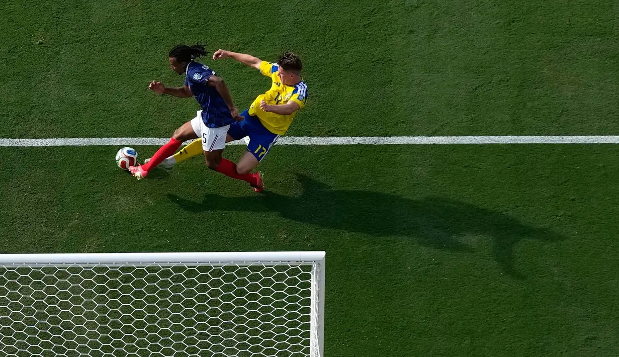 Pemain Prancis Jules Koundé menjaga bola dari pemain Swedia Viktor Gyökeres selama pertandingan sepak bola babak 32 Piala Dunia antara Prancis dan Swedia di East Rutherford, N.J., dekat New York, Selasa, (30/06/2028). (AP Photo/Matt Slocum)