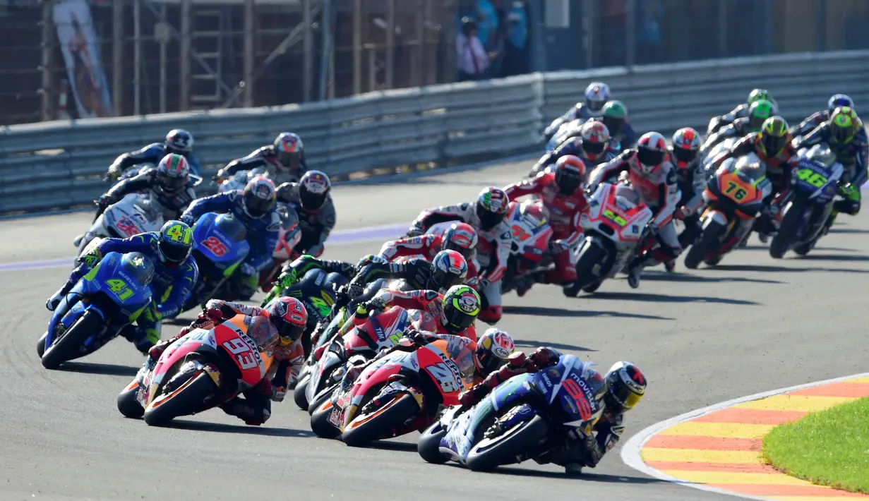Jorge Lorenzo memimpin sejak start di mulai dalam MotoGP Valencia di Sirkuit Ricardo Tormo, Valencia, Spanyol, (8/11/2015). (AFP Photo/Javier Soriano)