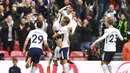 Para pemain Tottenham Hotspur merayakan gol Son Heung-Min (tengah) saat melawan Liverpool pada laga Premier League pekan ke-9 di Wembley Stadium, London, (22/10/2017). Tottenham menang 4-1. (AFP/Ben Stansall)
