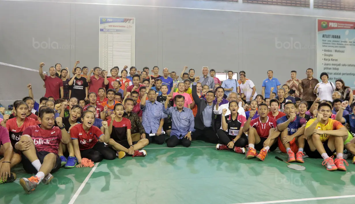Wakil Presiden RI, Jusuf Kalla melakukan sesi foto bersama saat mengunjungi Pusat Latihan Pelatnas PBSI, Cipayung, Jakarta Timur,  (03/10/2017).  Hal ini terkait persiapan Asian Games 2018. (Bola.com/Nicklas Hanoatubun)