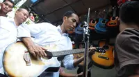 Dalam kunjungannya ke Pasar Notoharjo, Solo, (26/7/2014), Joko Widodo menyempatkan menyambangi kios yang menjual alat-alat musik. (Liputan6.com/Herman Zakharia)