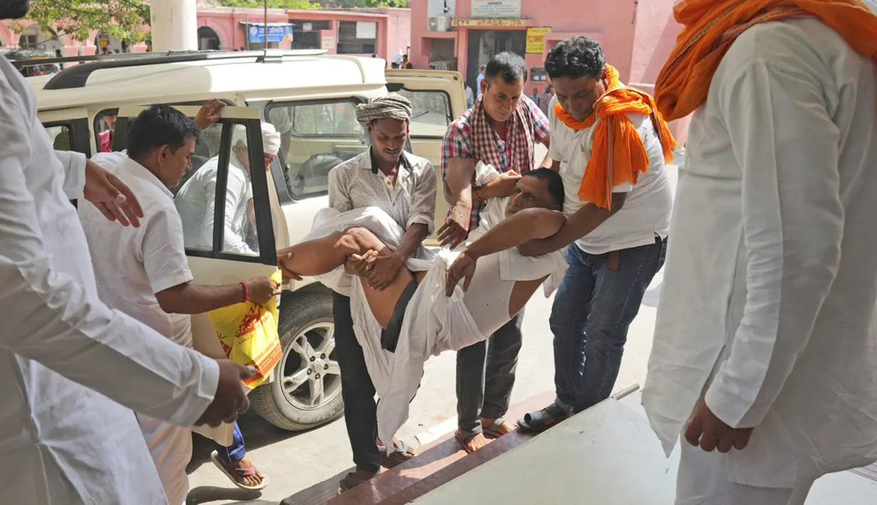 <p>Sebanyak 96 orang tewas di dua negara bagian terpadat di India selama beberapa hari terakhir saat sebagian besar wilayah negara itu mengalami gelombang panas. Kematian tercatat di Uttar Pradesh dan Bihar. (AP Photo/Rajesh Kumar Singh)</p>