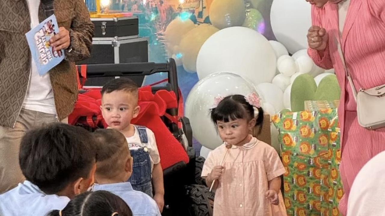 Potret Gaya Kasual Geng Cendol Hadir di Ulang Tahun Ke-2 Rayyanza Cipung