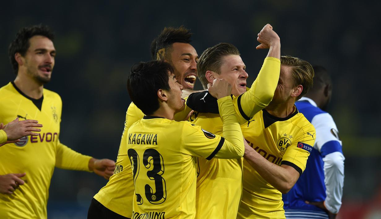 Pemain Borussia Dortmund merayakan gol pertama yang dicetak Lukasz Piszczek ke gawang Porto dalam laga leg pertama 32 besar Liga Europa di Stadion Signal Iduna Park, Dortmund, Jumat (19/2/2016) dini hari WIB, (AFP/Patrik Stollarz)