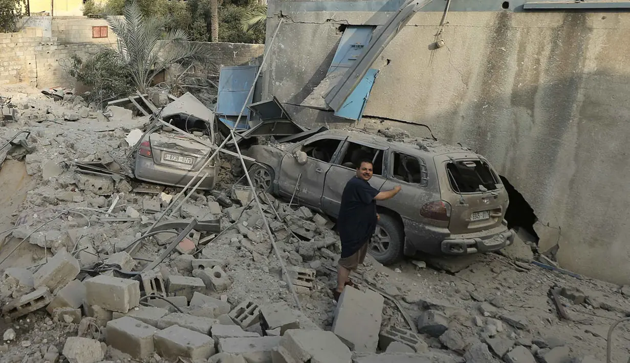 Beberapa mobil hancur akibat serangan udara militer Israel di Gaza, (31/7/2014). (REUTERS/Mohammed Salem)