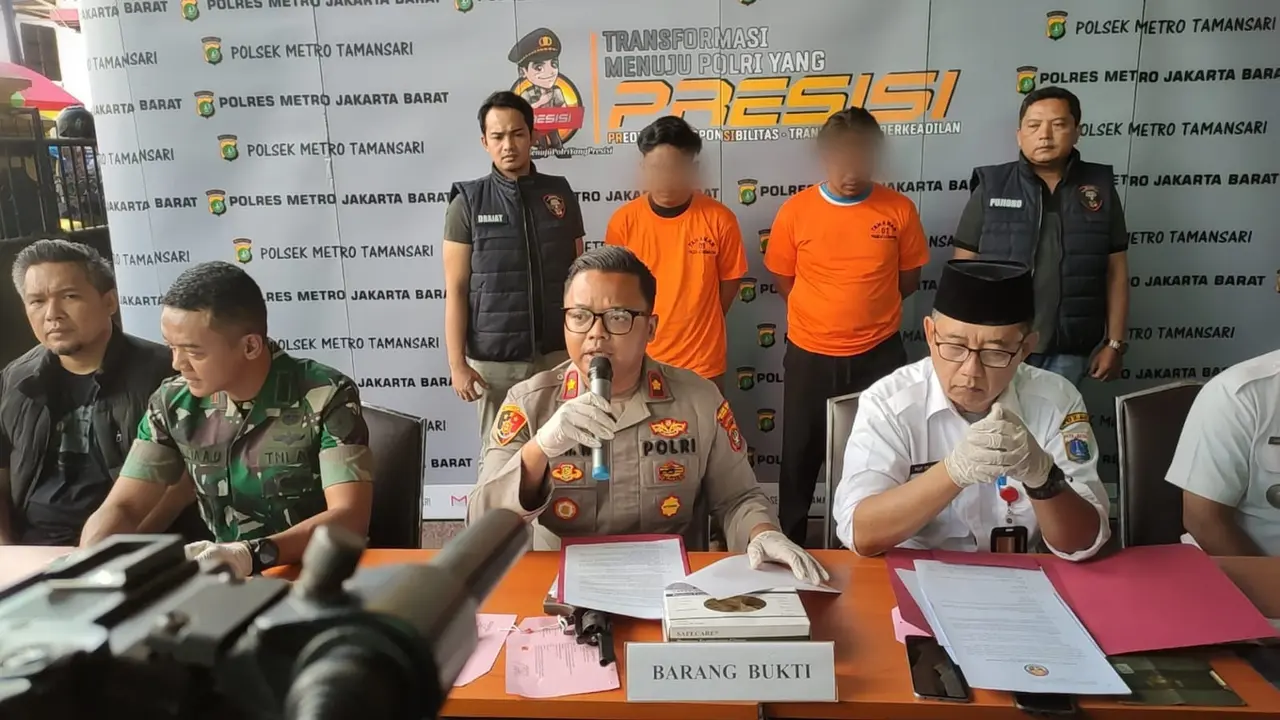 Seorang pria di Tamansari inisial IM berhasil menipu korbannya dengan modus jual beli motor dengan sistem pembayaran di tempat alias Cash On Delivery (COD) (Rahmat Baihaqi/Merdeka.com)