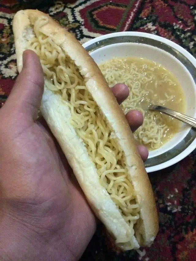 Tak Biasa, 6 Potret Cara Makan Mi Pakai Roti Ini Bikin Tepuk Jidat