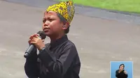 Juru Bahasa Isyarat Interpretasikan lagu "Ojo DIbanding-bandingke" sambil berjoget saat perayaan HUT RI ke-77. Foto tangkapan layar youtube sekretariat presiden.