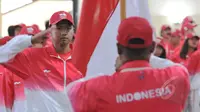 Seorang atlet kontingen Indonesia saat memberikan hormat ke bendera merah putih saat acara Pengukuhan dan Pelepasan Kontingen untuk SEA Games 2015 Singapura di Senayan, Jakarta, (25/5/2015). (Liputan6.com/Andrian M Tunay)