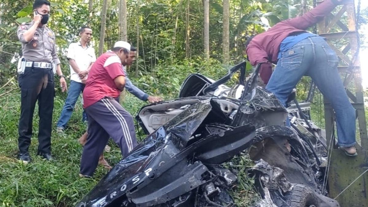 Kereta Api Tabrak Mobil hingga Ringsek di Pesawaran Lampung, 2 Orang Tewas - Vimarsana News