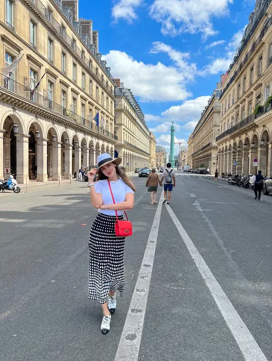 Luna Maya berpose di jalanan kota Paris Prancis. Penampilan artis berusia 38 tahun ini saat liburan di Paris mencuri perhatian netizen. Luna terlihat kece dalam balutan busana santainya. (Instagram/lunamaya)