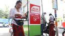 Petugas dengan pakaian adat mengisi bahan bakar minyak (BBM) untuk sepeda motor di SPBU, Bali, Rabu (10/10). Petugas SPBU mengenakan pakaian adat Bali untuk menyambut pertemuan tahunan IMF dan Bank Dunia. (Liputan6.com/Angga Yuniar)