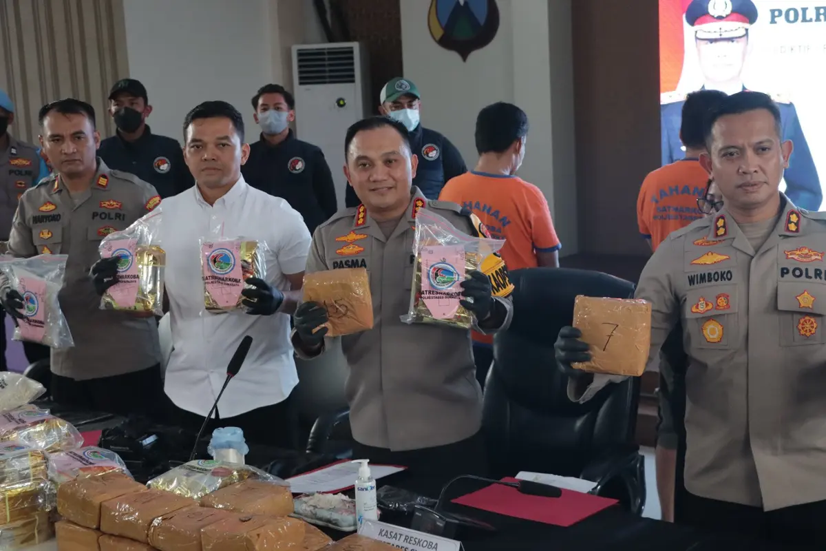 Polrestabes Surabaya mengungkap kasus narkotika jenis sabu dengan total 40 Kilogram (Kg) dan ekstasi sebanyak 26 ribu pil. (Dian Kurniawan/Liputan6.com)