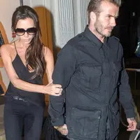 Momen memalukan menimpa Victoria Beckham saat menghadiri sebuah pesta di London. (via eonline.com)