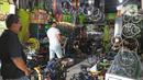 Suasana di Workshop Sampurna Bike Kalibata, Jakarta, Kamis (9/7/2020). Tren bersepeda yang sedang tinggi di masyarakat menjadikan permintaan perbaikan sepeda di bengkel tersebut meningkat hingga 300 persen. (Liputan6.com/Herman Zakharia)