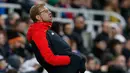 Pelatih Liverpool, Jurgen Klopp berteriak menginstruksikan para pemainnya saat berhadapan dengan Newcastle di Liga Inggris di Stadion St James Park, Inggris (6/12). Liverpool kalah 2-0 atas Newcastle. (Reuters/Lee Smith)