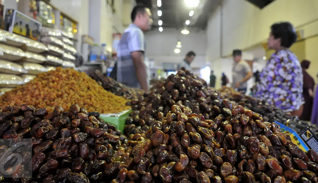 Buah kurma yang dijajakan di salah satu kios pasar Tanah Abang, Jakarta, Jumat (10/6). Menurut pedagang, penjualan kurma di bulan Ramadan mengalami peningkatan hingga dua kali lipat dibandingkan hari biasanya. (Liputan6.com/Johan Tallo)
