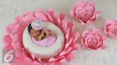 Akifa Dhinara Parasady, anak dari Nindy Ayunda menjalani pemotretan di rumah kediamannya di Pondok Pinang, Jakarta, Kamis (20/10). Nindy melakukan sesi photoshoot baby born yang memang sedang ramai menjadi tren (Liputan6.com/Herman Zakharia) 