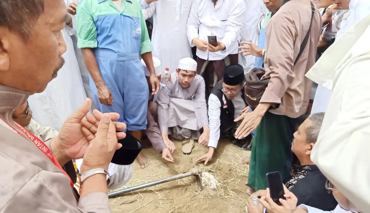 Umat muslim berdoa usai memakamkan jenazah KH Maimun Zubair atau Mbah Moen di Pemakaman Ma'la baru, Makkah, Arab Saudi, Selasa(6/8/2019). Jenazah Mbah Moen dimakamkan di dekat kuburan istri Rasulullah, Siti Khadijah.  (Liputan6.com/HO/Baharuddin/MCH)
