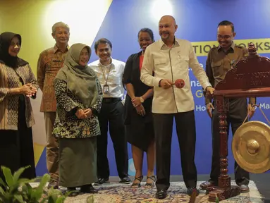 Kepala BPPT Hammam Riza memukul gong sebagai tanda telah dimulai pembukaan proyek peluncuran inisiatif pembatasan penggunaan merkuri di Indonesia di Jakarta, Selasa (26/3). (Liputan6.com/Faizal Fanani)