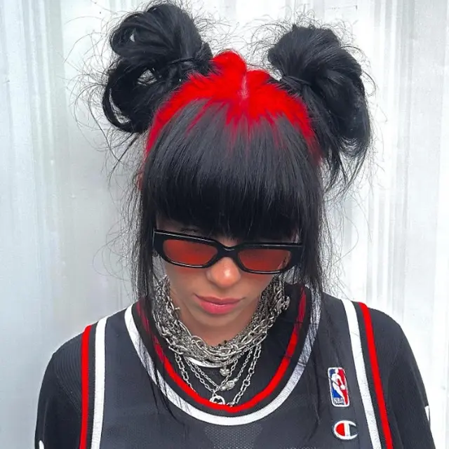 Billie Eilish Suka Gonta-ganti Cat Rambut, Terbaru Pilih Warna Merah Menyala