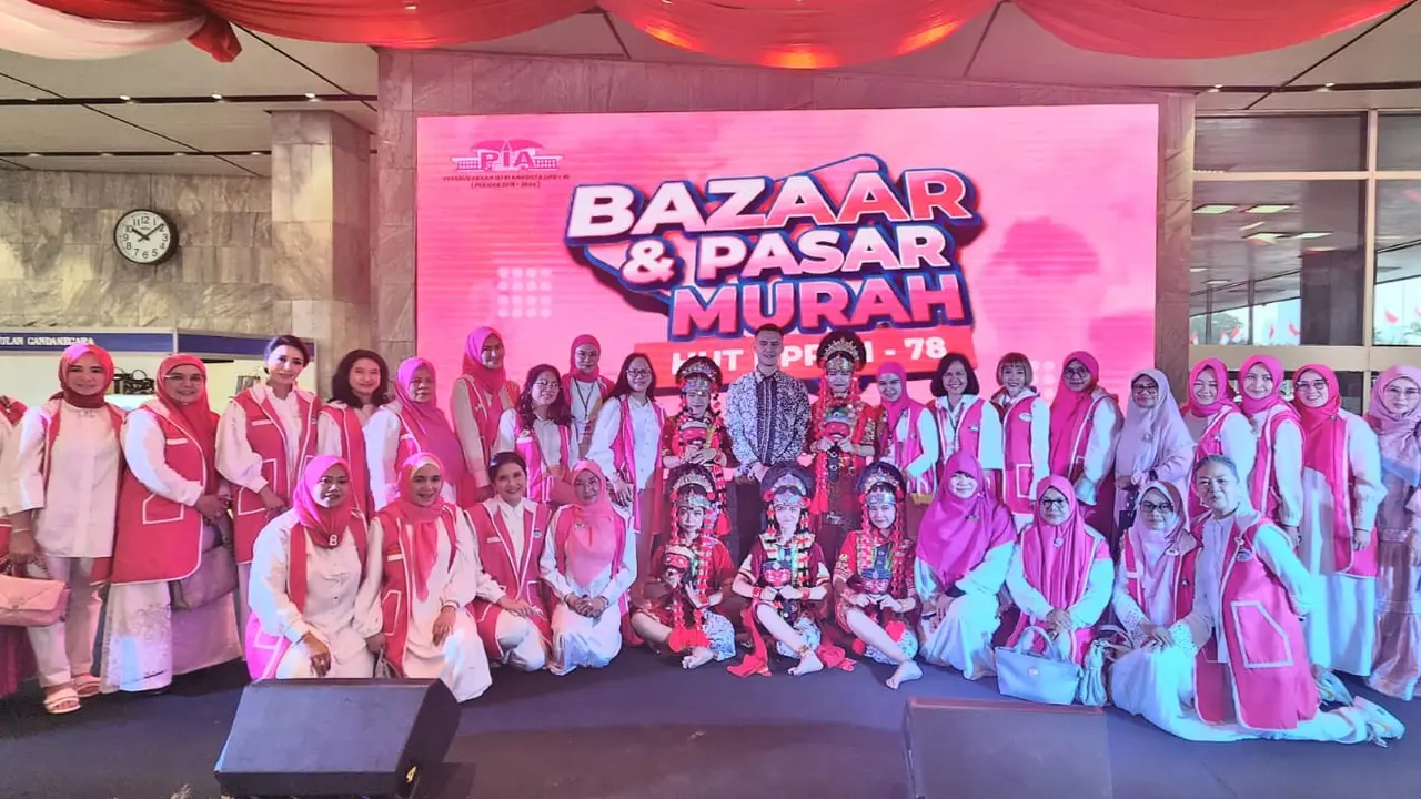Persaudaraan Istri Anggota atau PIA DPR RI turut memeriahkan peringatan Hari Ulang Tahun ke-78 Republik Indonesia (HUT ke-78 RI) dengan menggelar bazar dan pasar murah. Kegiatan itu sekaligus memeriahkan HUT ke-78 DPR RI yang jatuh tepat pada Selasa 29 Ag