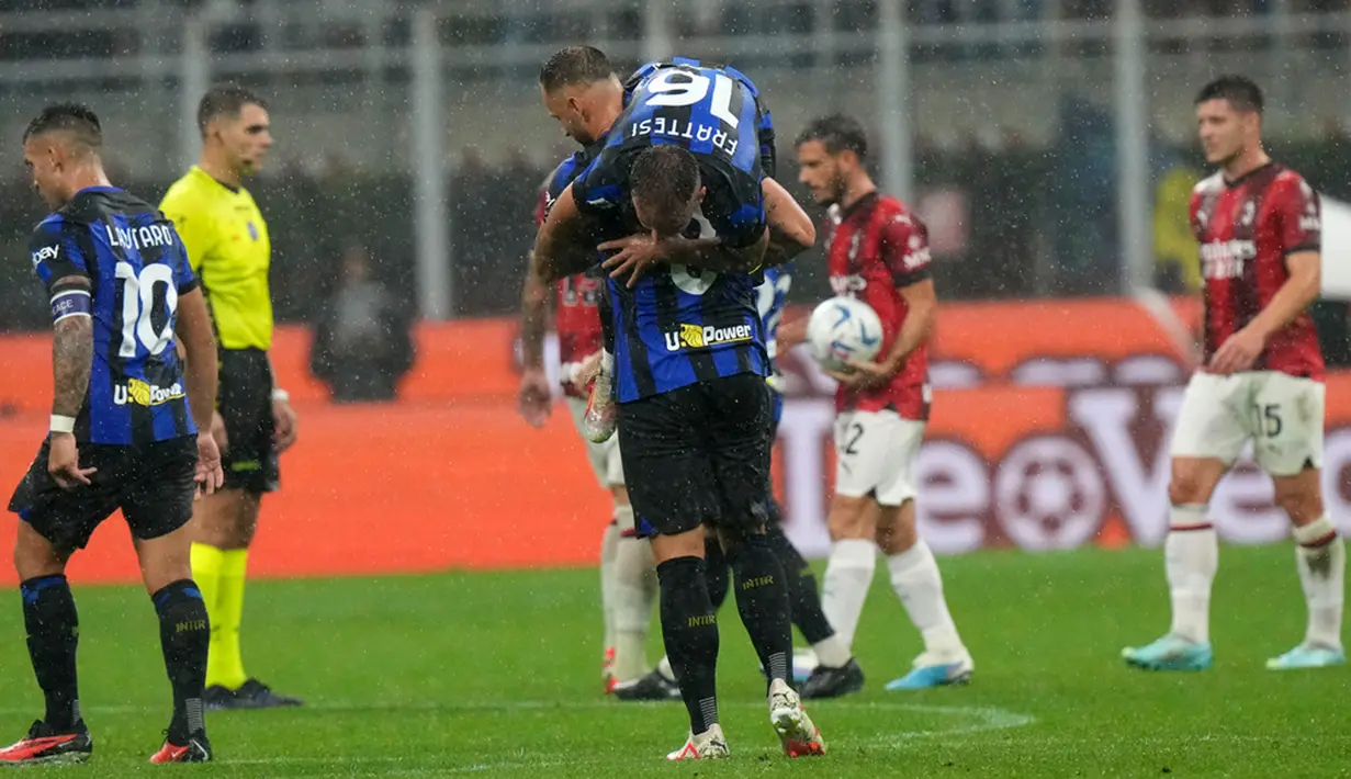 Sepuluh menit berselang, Inter mendapat hadiah penalti setelah Martinez dijatuhkan di kotak terlarang. Hakan Calhanoglu yang menjadi eksekutor sukses menjalankan tugasnya. (AP Photo/Luca Bruno)