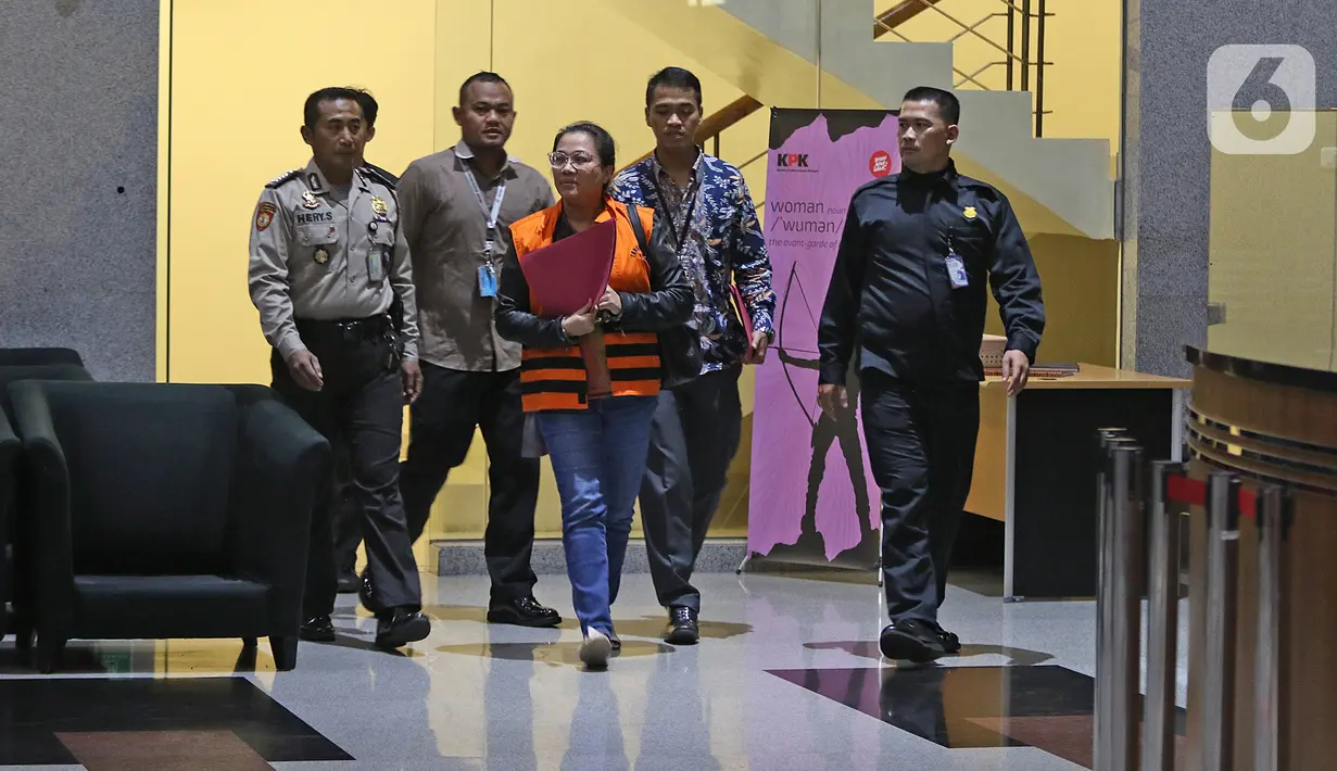 Asisten Komisioner KPU Wahyu Setiawan, Agustiani Tio Fridelia (tengah) usai menjalani pemeriksaan di Gedung KPK, Jakarta, Jumat (10/1/2020). KPK menahan Agustiani yang sebelumnya ditetapkan sebagai tersangka kasus suap terkait PAW anggota DPR RI periode 2019-2024. (Liputan6.com/Herman Zakharia)